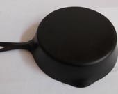Unmarked Wagner 5, 8 quot cast iron skillet. Handle underside marked quot A quot . Manufactured in the 1930 40 39 s. Excellent condition