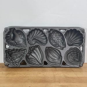 1989 John Wright Cast Iron Sea Shell Muffin / Gem Pan Mold
