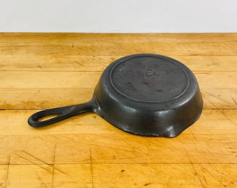 Lodge "Monday Morning" #Ɛ, single notch cast iron skillet. Y makers mark. Lodge Manufacturing, S. Pittsburg, TN. Excellent used condition.