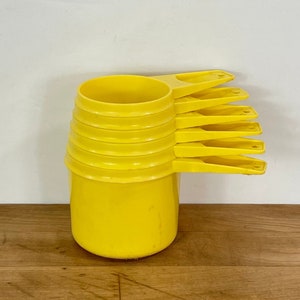 Tupperware Yellow Plastic Measuring Cups, Made in USA, Set of 6, All Included