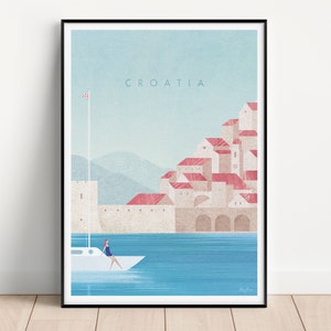 Könnte beinhalten: Eine minimalistische Illustration einer kroatischen Stadtlandschaft mit roten Dächern und einem Segelboot auf einem blauen Gewässer. Der Text "CROATIA" ist oben im Bild in Schwarz gedruckt.