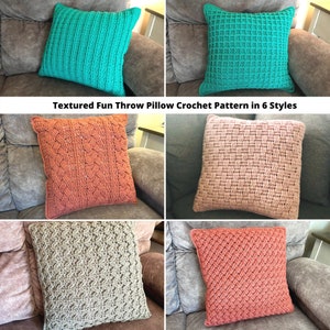 Op de afbeelding: Zes verschillende haak kussenpatronen worden getoond op zes verschillende banken. De kussens zijn in verschillende kleuren, waaronder turquoise, oranje, roze en groen. De tekst "Textured Fun Throw Pillow Crochet Pattern in 6 Styles" wordt bovenaan de afbeelding weergegeven.