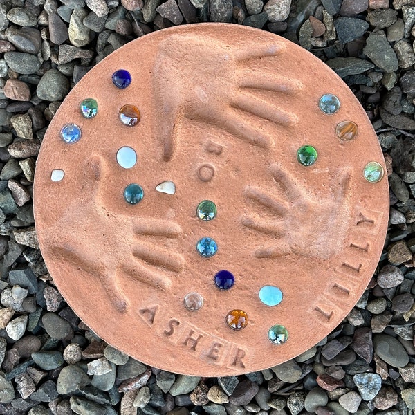 Piedra de pisada fácil de hacer con huella de mano para decorar el jardín y el hogar: idea de regalo para el Día del Padre para el abuelo.