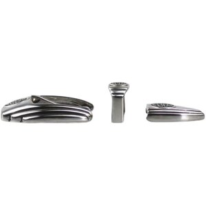 Puede incluir: Una hebilla de cintur&oacute;n plateada con un dise&ntilde;o detallado. La hebilla est&aacute; hecha de metal y tiene un acabado liso. La hebilla est&aacute; en tres piezas, con la pieza central siendo la hebilla principal y las dos piezas laterales siendo las puntas.