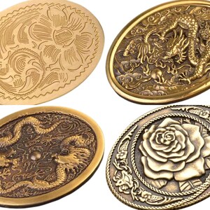 Peut inclure: Quatre boucles de ceinture en laiton ornées de motifs différents. L'une présente un motif floral, l'autre un dragon, la troisième une rose et la quatrième deux dragons entrelacés.