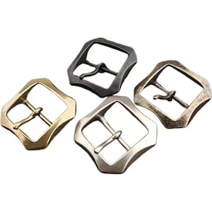 Può includere: Quattro fibbie per cintura in metallo in diverse finiture: argento, ottone, ottone anticato e nero. Ogni fibbia ha una forma quadrata con angoli arrotondati e una barra centrale per fissare una cintura.