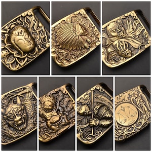 Puede incluir: Colección de hebillas de cinturón de latón antiguo, cada una con intrincados diseños en relieve. Las hebillas muestran varios temas, incluyendo un tocado nativo americano, un rostro sereno y una figura con una guadaña. La artesanía detallada es evidente.