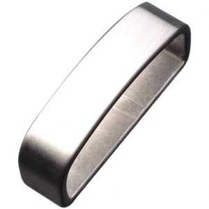 Op de afbeelding: Een zilveren metalen lus met een gladde, geborstelde afwerking. De lus is rechthoekig van vorm met afgeronde hoeken.