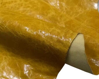 Puede incluir: Primer plano de un trozo de cuero amarillo con una superficie texturizada.