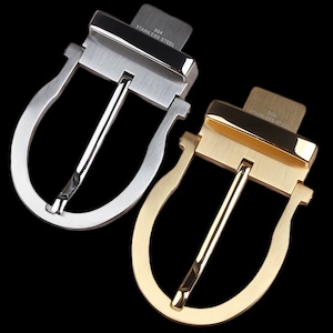 Puede incluir: Dos hebillas de cinturón de metal, una plateada y otra dorada. Ambas hebillas están hechas de acero inoxidable 304 y tienen un diseño simple y elegante.