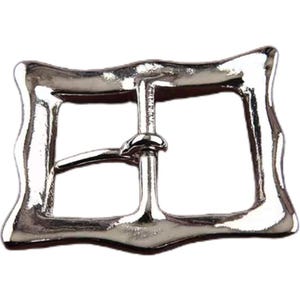 Op de afbeelding: Zilverkleurige metalen gesp met een rechthoekige vorm en een gegolfde rand. De gesp heeft een enkele punt en een gladde afwerking.