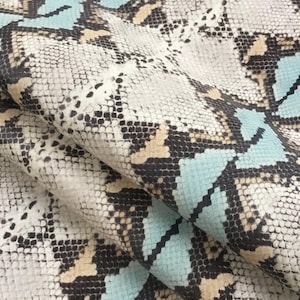 Può includere: Tazza in ceramica bianca con manico nero e la scritta "But First, Coffee" in stile handwritten. Ideale per caffè o tè, probabilmente con una capacità di 325-444 ml.