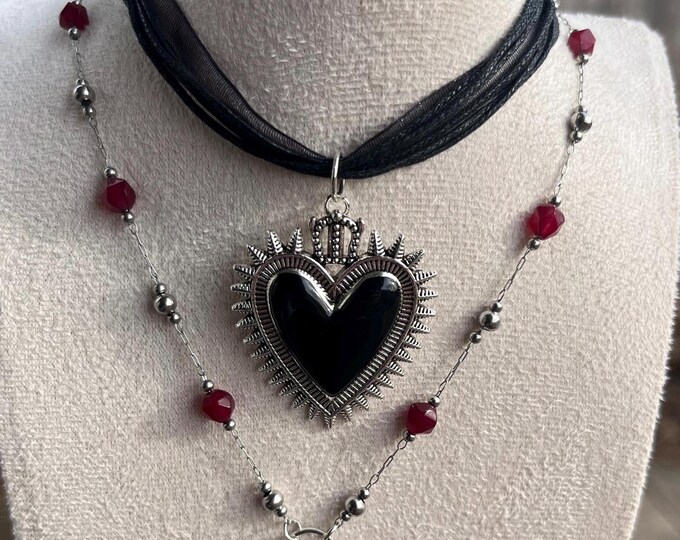 The Heartknot Charleston Necklace in Black main image 0