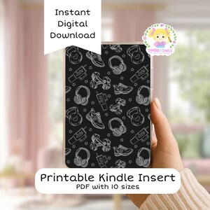 Peut inclure: Un insert Kindle noir avec un motif blanc sur le thème du fitness, comprenant des haltères, des écouteurs, des baskets et des bouteilles d'eau. L'insert est intitulé "Printable Kindle Insert" et "PDF with 10 sizes."