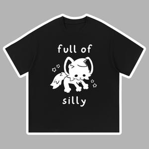 Puede incluir: Una camiseta negra de manga corta con un gráfico blanco de una pequeña criatura con orejas grandes y cola esponjosa. El texto "full of" está impreso sobre la criatura y la palabra "silly" debajo, junto a pequeños iconos de estrellas.