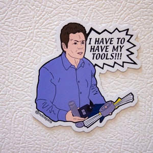 Puede incluir: Una pegatina de dibujos animados de un hombre con una camisa morada que sostiene herramientas y dice "¡Tengo que tener mis herramientas!!"