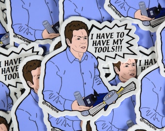 Peut inclure: Un autocollant représentant un homme de dessin animé tenant divers outils et une bulle de dialogue qui dit "Je dois avoir mes outils !!!".