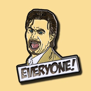 Puede incluir: Un pin de esmalte blanco y negro con una ilustración de dibujos animados de un hombre con cabello castaño y bigote, gritando "EVERYONE!" con la boca abierta y ojos azules. El pin está sobre un fondo amarillo.