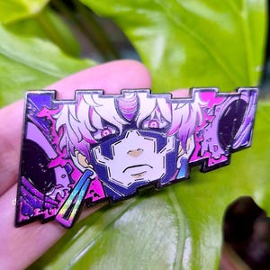 Puede incluir: Un pin rectangular de esmalte con un personaje de anime estilizado con cabello blanco y detalles morados. El pin tiene un borde negro y una vibrante paleta de colores púrpura, rosa y azul. El diseño es intrincado.
