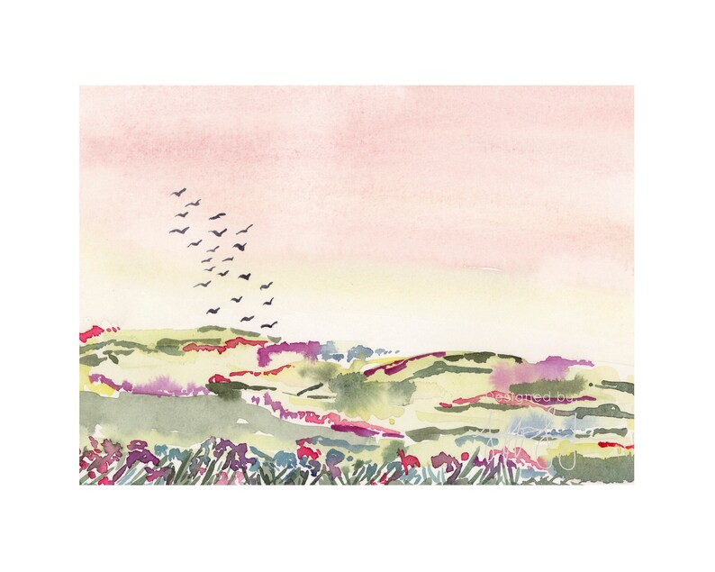 Puede incluir: Pintura acuarela de un paisaje con una bandada de p&aacute;jaros volando en un cielo rosa y amarillo. El paisaje es verde y marr&oacute;n con flores moradas y rosas.