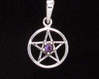 Kleine sterlingzilveren pentagramhanger met griffen in het midden. Verkrijgbaar met: granaat, blauwe topaas, zirkonia, amethist.