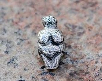 Colgante de plata de ley con la Venus de Willendorf / Gran símbolo de la antigua diosa de la fertilidad con argolla oculta