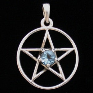 Könnte beinhalten: Silberner Anhänger mit einem Pentagramm und einem blauen Edelstein in der Mitte.