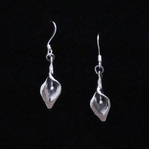 Sterling Silber Calla Lilie Ohrring | Zeitlose Blume der Reinheit & Erneuerung