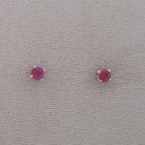 SS RUBY POST Ohrring 4 mm