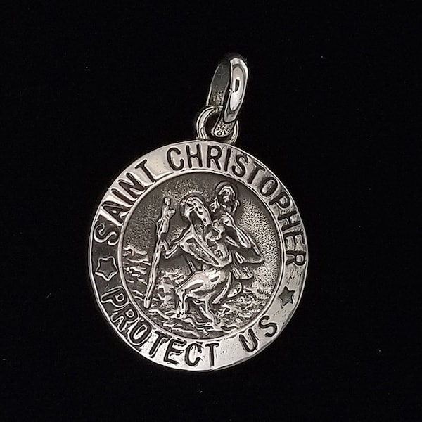 Srebrny wisiorek z medalionem Świętego Krzysztofa. Dostępny z łańcuszkiem o długości 16", 18" lub 20" cali.