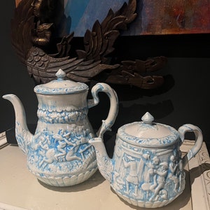 Cafetière et théière bleues et blanches