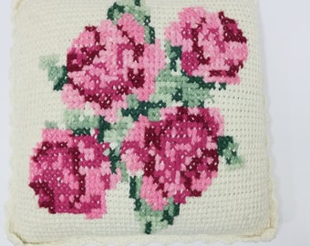 以下が含まれることがあります： ピンクとグリーンの刺繍されたバラの花柄が施された、白のクロシェ編み枕