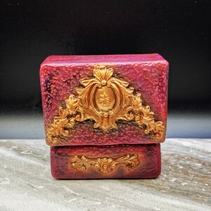 テクスチャーのあるスクロールデザインが彫刻された小さな改造ボックス/スタッシュボックス、アップサイクル