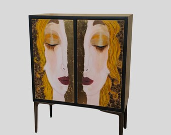 Meuble K d'appoint sur pieds peint à la main, décor inspiré de Klimt