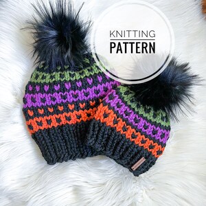 Pode incluir: Dois chapéus pretos de tricô com listras coloridas e pompons pretos. Os chapéus estão sobre uma superfície branca e felpuda. O texto "Knitting Pattern" está em um círculo acima dos chapéus.