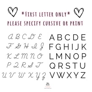 K&ouml;nnte beinhalten: Ein Schwarzwei&szlig;bild, das das Alphabet sowohl in Schreibschrift als auch in Druckschrift zeigt. Der Text *FIRST LETTER ONLY* und PLEASE SPECIFY CURSIVE OR PRINT ist ebenfalls im Bild enthalten.
