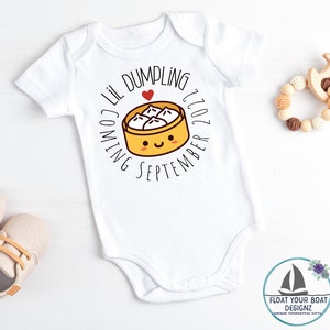 Lil Dumpling Coming 2022 Custom Date Personalized Baby Bodysuit, Customizable Month Year Short Sleeve Infant Outfit Pregnancy Announcement