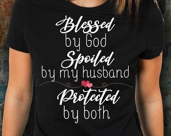 Gesegnet von Gott Verwöhnt von meinem Mann Geschützt durch Unisex T-Shirt Shirt Geschenk für Frau Wifey von Ehemann Gesegnete Mama