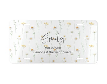 トレンディなデイジーの化粧台、パーソナライズされたイニシャル、ワイルドフラワー、車のナンバープレート、カスタムネーム、ワイルドフラワー、車両アクセサリー、壁装飾