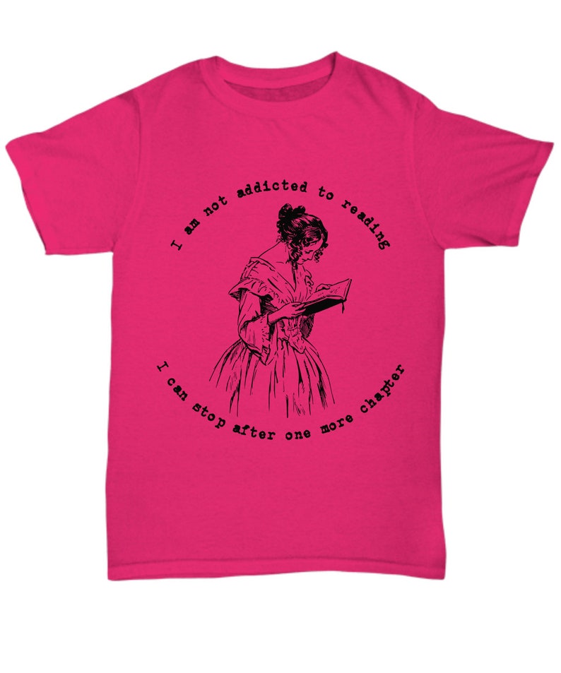 Peut inclure: T-shirt rose vif avec l'inscription "I am not addicted to reading, I can stop after one more chapter" entourant une illustration en noir et blanc d'une femme lisant. Le t-shirt est fait d'une mati&egrave;re douce.