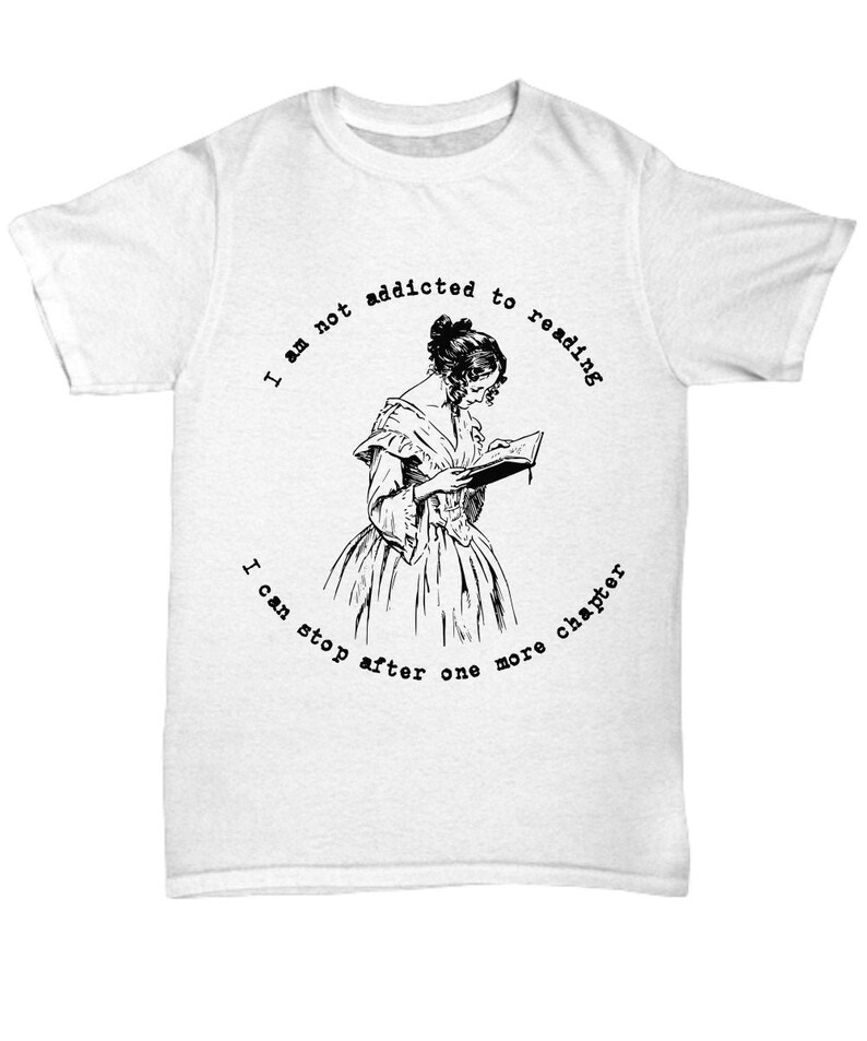 Peut inclure: T-shirt blanc avec une illustration en noir et blanc d'une femme lisant un livre. Le texte autour de l'image dit : "Je ne suis pas accro &agrave; la lecture, je peux m'arr&ecirc;ter apr&egrave;s un autre chapitre."