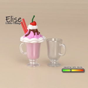 Puede incluir: Un batido rosa y blanco con una cereza en la parte superior y dos pajitas rojas y blancas en una taza de vidrio transparente con asa.  Una taza de vidrio transparente con asa está al lado del batido.  El texto "Elise Little-Things" está en la parte superior de la imagen.  DIGITAL STL FILES está en la parte inferior de la imagen.