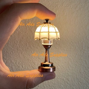 Lampe de bureau miniature pour maison de poupée AirAds Dollhouse Light à l'échelle 1:12 Lampe de table LED