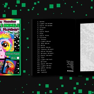 Może przedstawiać: Okładka książki z tytułem "50 Mystery Mosaics Jungle Animals Color by Number". Okładka przedstawia pikselowany obraz twarzy małpy w tęczy kolor&oacute;w. Książka jest przeznaczona do kolorowania na czarnym papierze.