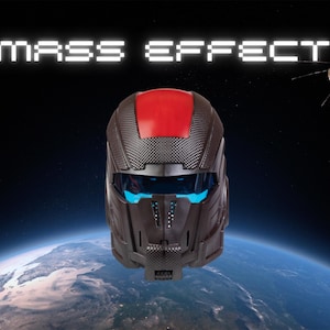 Puede incluir: Un casco negro y rojo con detalles azules, sobre un fondo espacial y la Tierra. El texto "MASS EFFECT" se muestra arriba. Un satélite también es visible en el fondo.