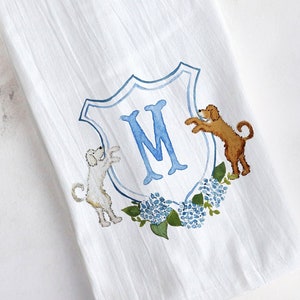 Personalisierte Monogramm Doodle Crest Geschirrtuch | Geschirrtuch Geschenk, Aquarell individuelles Wappen Handtuch, Goldendoodle, Labradoodle, Bernadoodle