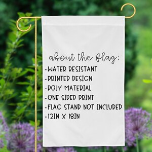 Pode incluir: Uma bandeira de jardim retangular branca com texto preto que diz: about the flag: -WATER RESISTANT -PRINTED DESIGN -POLY MATERIAL -ONE SIDED PRINT -FLAG STAND NOT INCLUDED -30,48 cm X 45,72 cm. A bandeira est&aacute; num suporte de metal dourado.