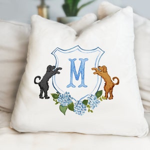 Personalisiertes Monogramm Doodle Crest Dekokissen | Kundenspezifisches Wappen, Anfangswappen der blauen Hortensie, Goldendoodle, Bernadoodle, Labradoodle