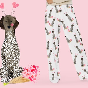 Könnte beinhalten: Weiße Schlafanzughose mit einem sich wiederholenden Muster aus einem braunen und weißen Hund, der eine rosafarbene Herzbrille trägt und einen Strauß rosa Blumen hält.