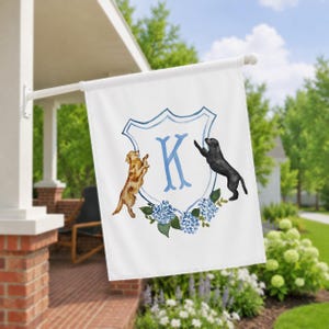 Bandera para casa de mascotas Katherine Crest Mix and Match / Bandera personalizada para caseta de perro con escudo de hortensias, bandera personalizada para porche de mascotas, bandera para casa con monograma